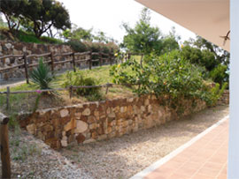 the garden in front of the accommodations