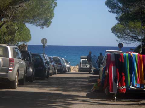 road leading to the cala liberotto beach